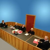 alt="Bild mit Richtern im Sitzungssaal (zum Artikel: Bürgerinnen und Bürger im Richteramt - Schöffinnen und Schöffen in der Strafjustiz in Niedersachsen)"